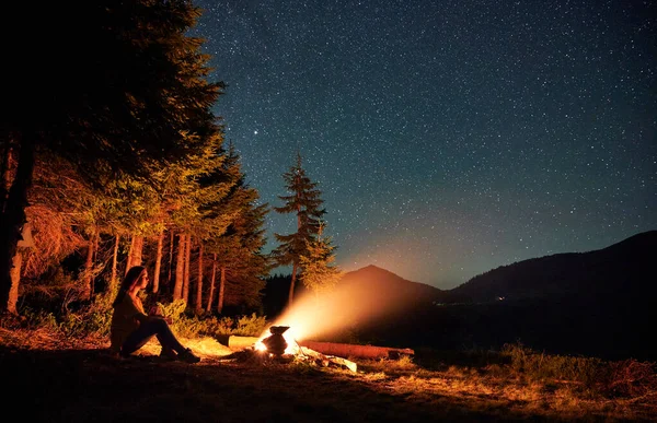 Eine Touristin Sitzt Lagerfeuer Und Entspannt Sich Unter Dem Sternenhimmel — Stockfoto
