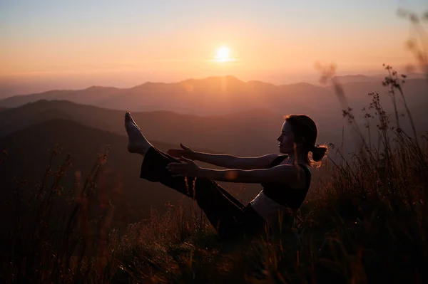 Вид Збоку Жінку Яка Практикує Йогу Горах Заході Сонця Концепція — стокове фото