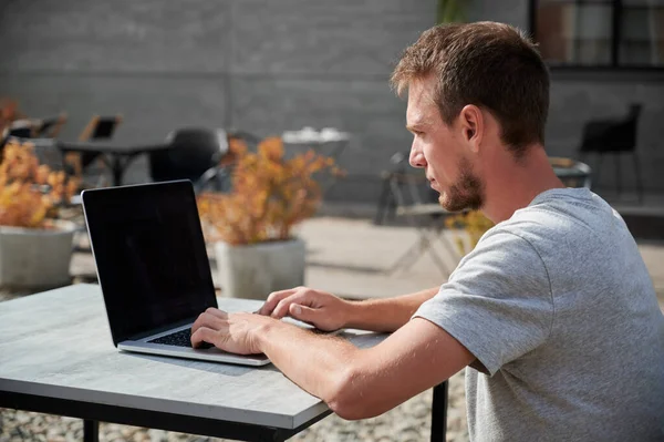 Laptopta Çalışan Kafede Temiz Hava Alan Genç Yakışıklı Bir Adama — Stok fotoğraf