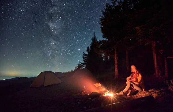 Mladá Žena Odpočívá Poblíž Lesa Pod Hvězdnou Oblohou Poblíž Táboráku — Stock fotografie