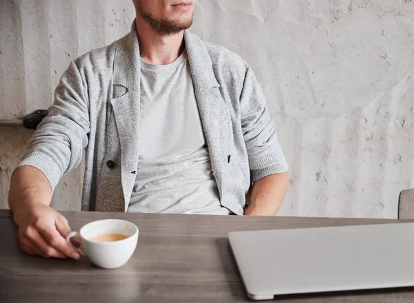 Şten Sonra Laptopta Bir Fincan Kahveyle Dinlenen Erkek Görüntüsü Gri — Stok fotoğraf