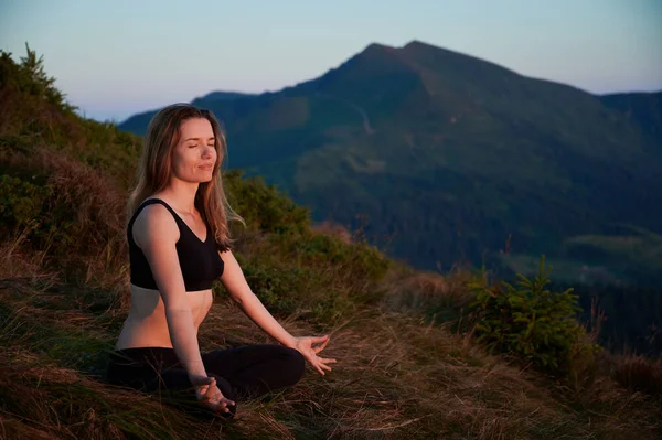 Side View Woman Practicing Yoga Lotus Pose Mountains Meditating Female — Stock Photo, Image