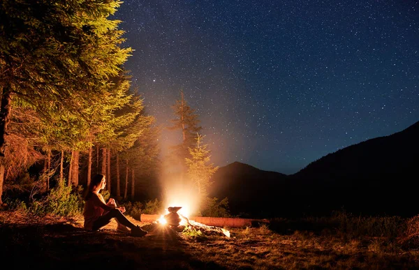 Eine Junge Touristin Sitzt Auf Einer Bank Lagerfeuer Unter Magischem — Stockfoto