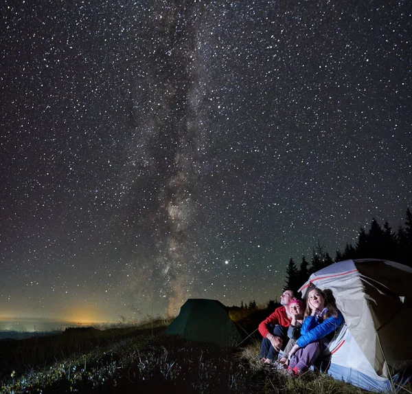 Vista Lateral Família Acampando Nas Montanhas Noite Grupo Pessoas Tenda — Fotografia de Stock