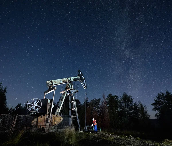 Механик Работает Насосной Скважине Вечерам Выкачивание Нефти Газа Недр Земли — стоковое фото