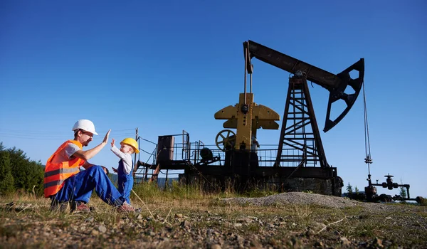 Vuxen Man Och Liten Pojke Arbetskläder Och Bygghjälmar Klappar Händerna — Stockfoto