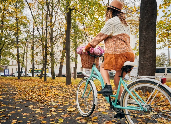 자전거를 바구니에 꽃다발을 여인의 보인다 파크에서 자전거를 자전거타는 사람들 — 스톡 사진