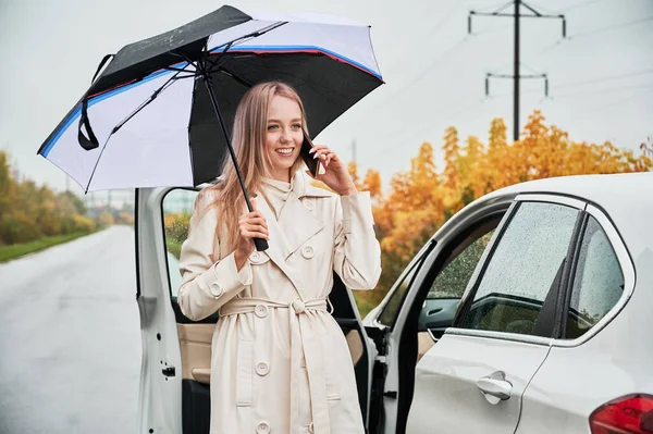 Retrato Una Mujer Sonriente Una Carretera Cerca Coche Blanco Parado — Foto de Stock