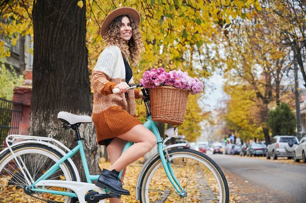 Осінній Велосипед Проходить Через Місто Красива Усміхнена Жінка Велосипедистка Кучерявим — стокове фото
