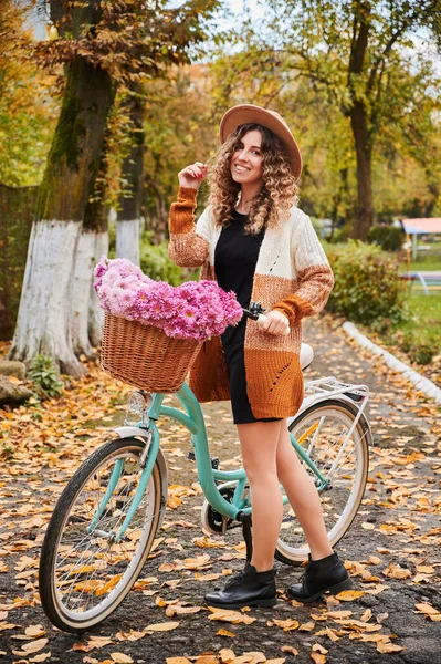 모자를 자전거를 귀여운 자전거 선수의 도시의 거리에서 바구니와 즐거운 자전거타기 — 스톡 사진