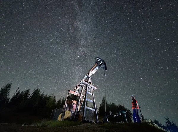 Üniformalı Kasklı Profesyonel Teknisyenlerin Petrol Istasyonunda Gece Vardiyası Sırasında Derrick — Stok fotoğraf