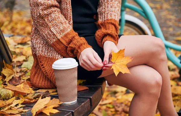 커피를 마시고 벤치에 노란색 나뭇잎을 모습을 가까이 수있다 드레스를 암컷은 — 스톡 사진