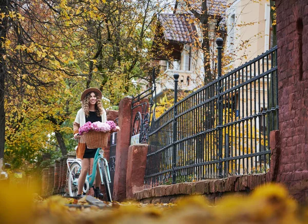 Piękna Młoda Kobieta Jazda Rowerze Miejskim Bukietem Kwiatów Przednim Koszyku — Zdjęcie stockowe