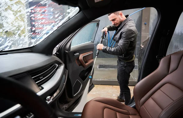 Vista Dentro Carro Com Abertura Porta Passageiro Lado Frente Jovem — Fotografia de Stock