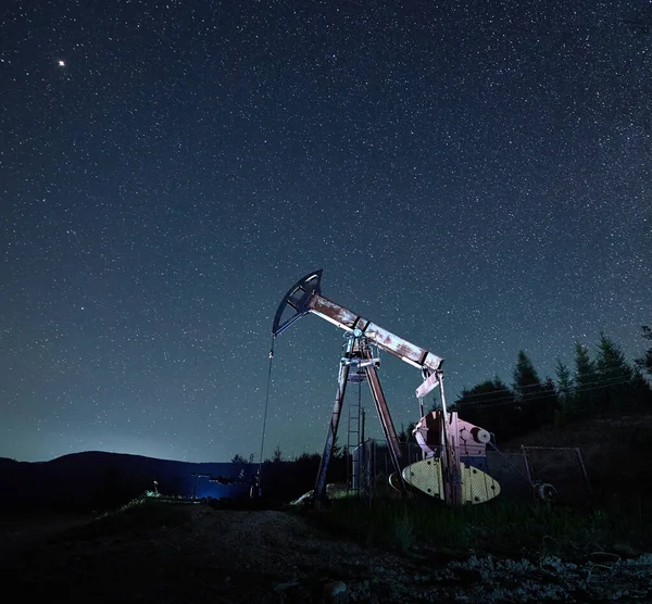 Энергия Нефтяного Топлива Вид Сбоку Насосной Машины Действующей Вечером Нефть — стоковое фото