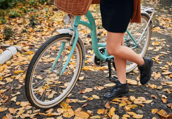 Close Pernas Femininas Sapatos Elegantes Bicicleta Azul Rua Outono Jovem — Fotografia de Stock