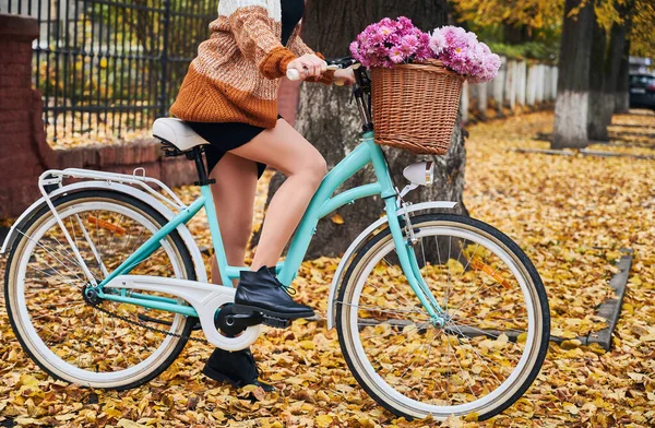 Крупним Планом Молода Жінка Сидить Сучасному Блакитному Велосипеді Коричневим Кошиком — стокове фото