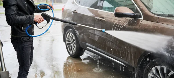 Hombre Joven Lavando Coche Estación Lavado Coches Aire Libre Vista — Foto de Stock