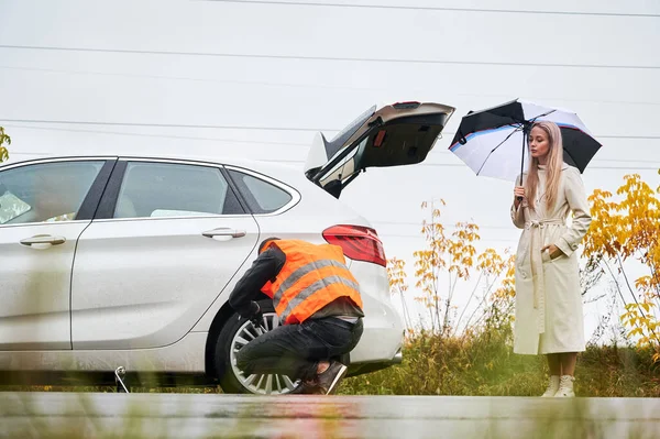 Mulher Bonita Segurando Guarda Chuva Olhando Para Trabalhador Assistência Estrada — Fotografia de Stock