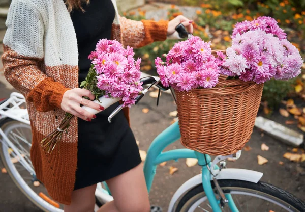 푸른색 자전거를 아름다운 분홍색 꽃다발이 바구니를 여자의 모습을 가까이 자전거를 — 스톡 사진