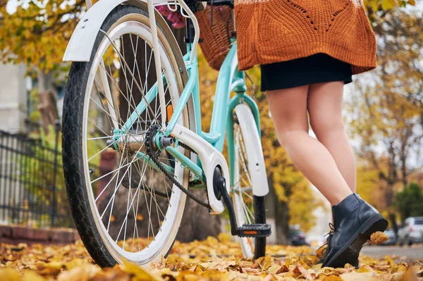 Задний Низкий Вид Женского Синего Велосипеда Возле Ног Женщины Открытом — стоковое фото
