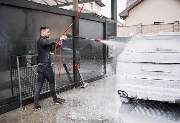 Cara Elegante Estação Lavagem Carro Segurando Arma Especial Para Aplicar — Fotografia de Stock