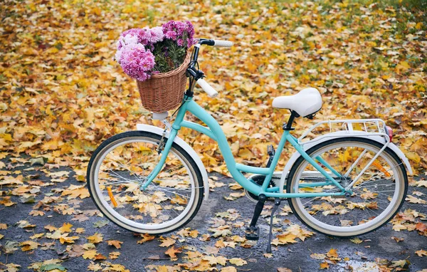 Klasyczny Rower Miejski Kobiet Bukietem Różowych Kwiatów Przednim Koszyku Kobiecy — Zdjęcie stockowe