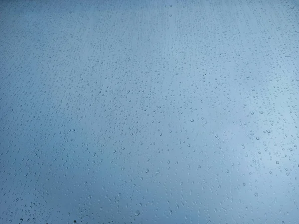Regentropfen Auf Einer Fensterscheibe Großaufnahme Abstrakter Blauer Hintergrund — Stockfoto