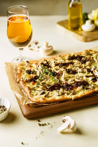Domácí Belgický Styl Houbová Pizza Flammekeuche Dřevěné Desce Sklenice Piva — Stock fotografie