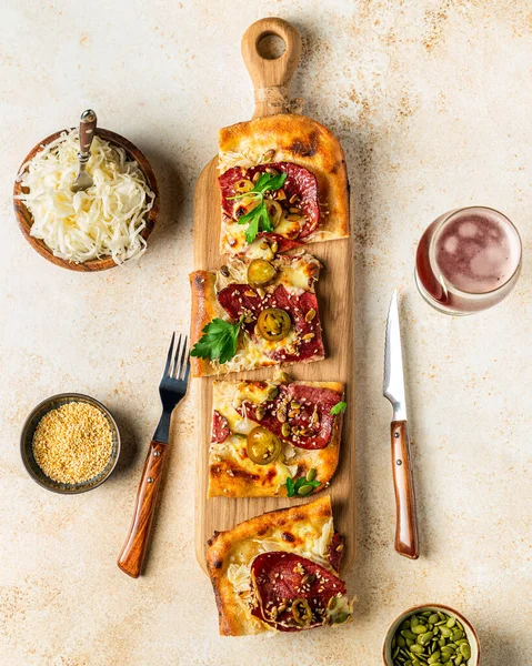 Domácí Belgický Styl Pastrami Zelí Pizza Flammekeuche Dřevěné Desce Ingredience — Stock fotografie