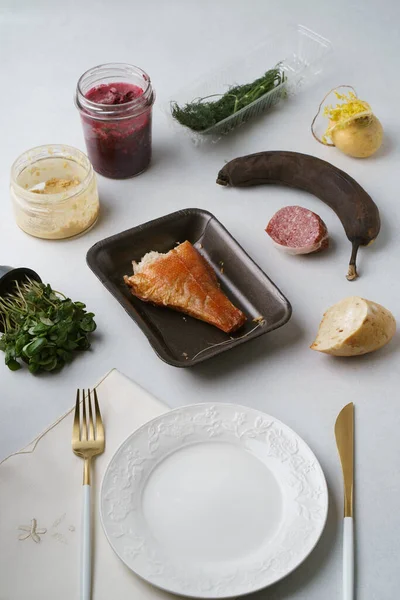 Çeşitli Yiyecek Atıkları Olgunlaşmış Muz Bayat Ekmek Balık Artıkları Masada — Stok fotoğraf