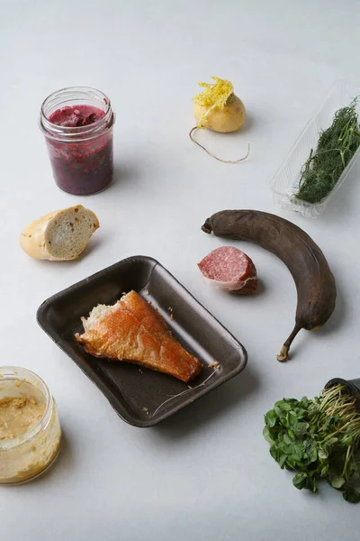 Afval Restjes Voedsel Tafel Overrijpe Banaan Muf Brood Restjes Vis — Stockfoto