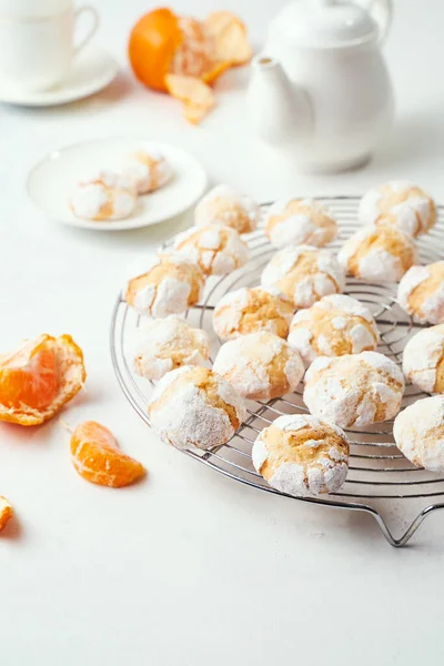 Selbst Gebackene Clementine Plätzchen Kühlen Auf Dem Backblech Portraitorientierung — Stockfoto