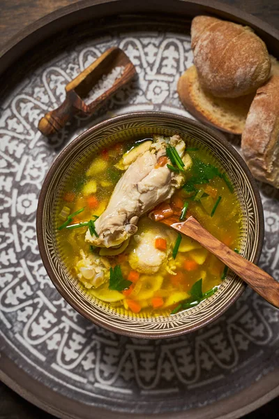 Sup Ayam Dalam Mangkuk Tanah Liat Roti Sendok Kayu Pemandangan — Stok Foto