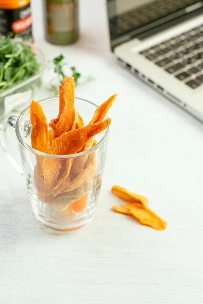 Tørket Frukt Assortert Tørket Frukt Glass Sunn Matbit Mens Jobber – stockfoto