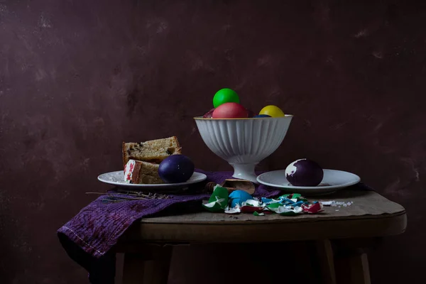 小桌子上放着复活节蛋糕、彩蛋和蛋壳，过着平静的生活 — 图库照片
