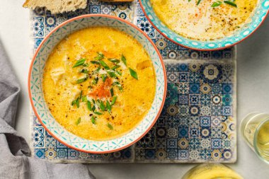 Ev yapımı kremalı somon balığı çorbası, yakın plan.