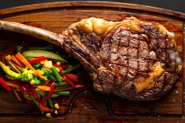 Bife Tomahawk Legumes Uma Tábua Servir Imagem Chave Baixa Orientação — Fotografia de Stock