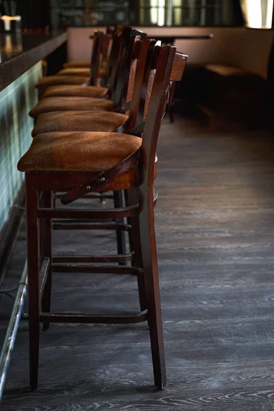 Sedie Legno Accanto Bancone Del Bar Fila Caffè Vuoto Mattino — Foto Stock