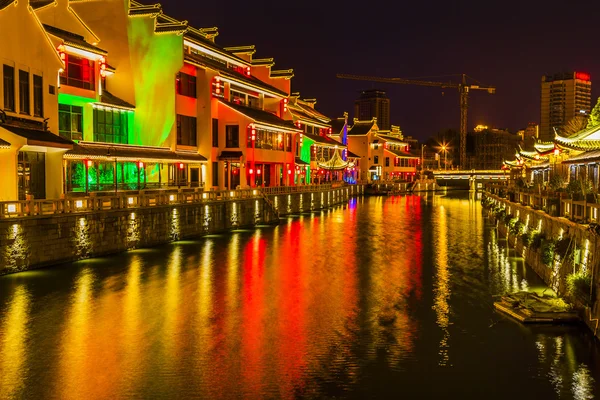 Canale dell'acqua vicino al tempio di Nanchang Wuxi Jiangsu China Night — Foto Stock