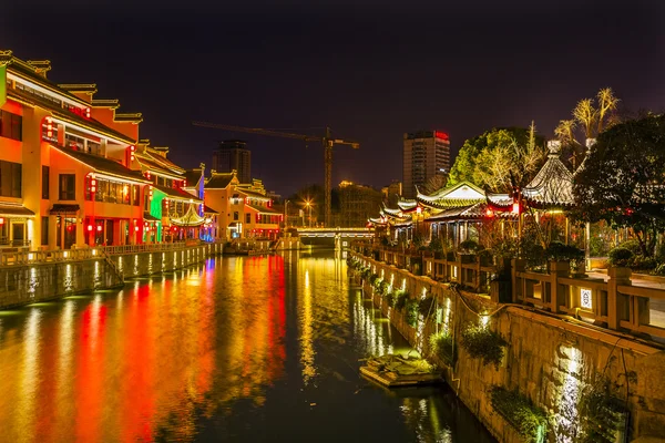 Canale dell'acqua vicino al tempio di Nanchang Wuxi Jiangsu China Night — Foto Stock