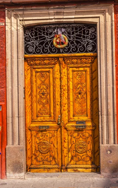 Porta de madeira marrom dourada San Miguel de Allende México — Fotografia de Stock