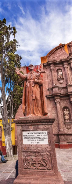 Espinosa standbeeld Templo Del Oratorio San Felipe Neri kerk van De Fa — Stockfoto