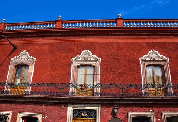 Windows balkon červenou zeď vánoční věnec San Miguel de Allende — Stock fotografie