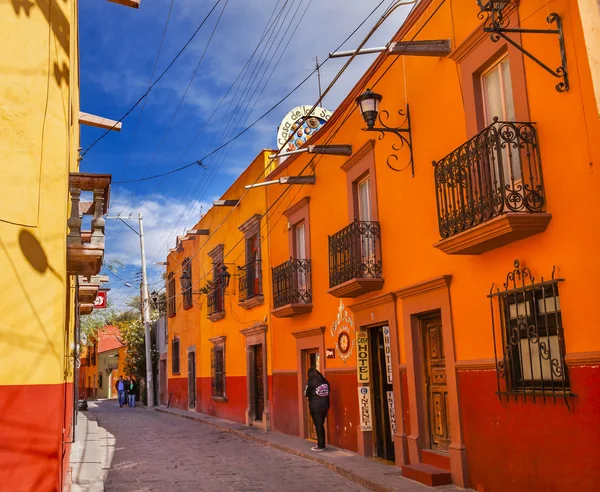 Red Yellow Town Street Turistas Hotéis San Miguel de Allende México — Fotografia de Stock