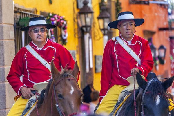 Конная полиция Jardin Town Square San Migueld de Allende, Мексика
