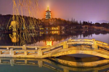 Eski Çin Leifeng Pagoda köprü Batı Gölü yansıma Hangzhou Zhejiang Çin