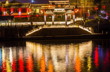 Grand Canal binalar gece yansıma Hangzhou Zhejiang Çin Çince kapısı