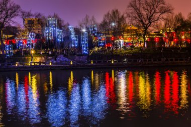 igrand kanal binalar gece yansıma Hangzhou Zhejiang Çin