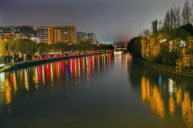 Grand Canal binalar gece yansıma Hangzhou Zhejiang Çin